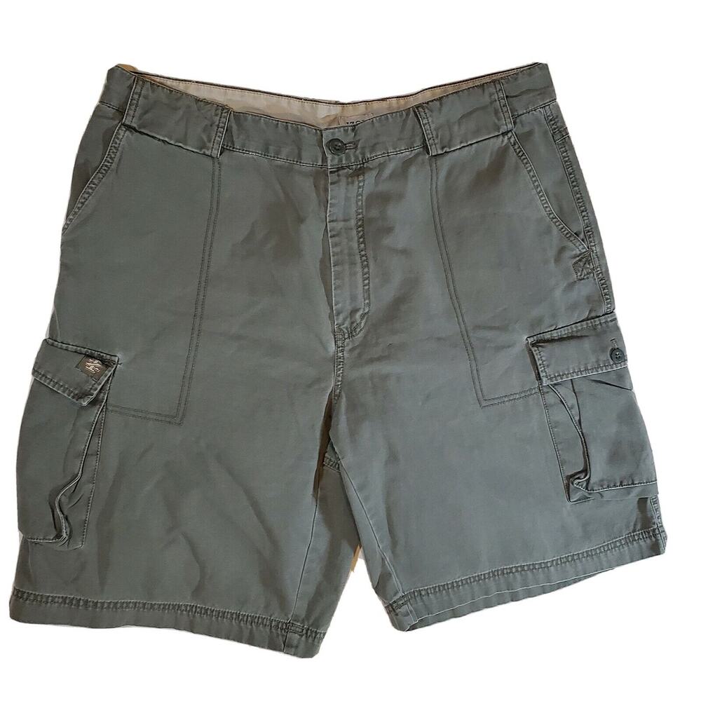 Izod Men's Army Green Cargo Shorts Size 40 (See measurements)